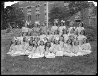 Gruppeportræt af uidentificerede små piger, sandsynligvis det romersk-katolske forældreløse asyl, Kingsbridge, Bronx, ca. 1910