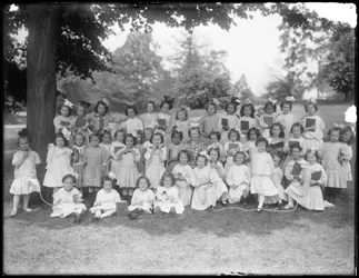 Gruppeportræt af uidentificerede små piger, sandsynligvis det romersk-katolske forældreløse asyl, Kingsbridge, Bronx, ca. 1910