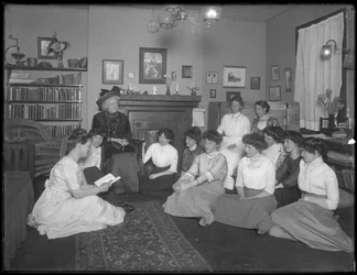 Harriet E. Hassler med en gruppe unge kvinder, 206 W. 13th Street, New York, ca. 1912