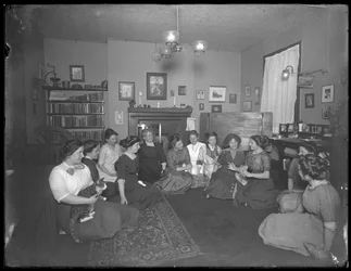 Harriet E. Hassler med en gruppe unge kvinder, 206 W. 13th Street, New York, ca. 1912