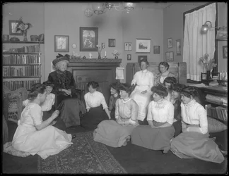 Harriet E. Hassler med en gruppe unge kvinder, 206 W. 13th Street, New York, ca. 1912