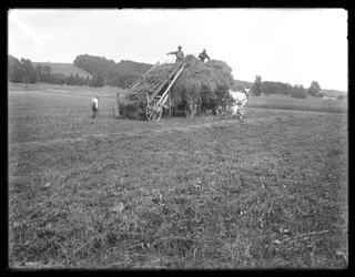 Høvogn, landarbejdere og børn, viser apparater til at løfte høet, McCready Farm, Crawford County, Pennsylvania, ca. 1913