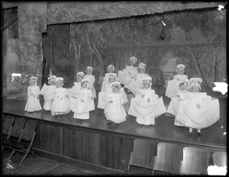 Børnehavebørn på scenen: meget små piger optræder på en lille scene, sandsynligvis det romersk-katolske forældreløse asyl, Kingsbridge, Bronx, ca. 1911