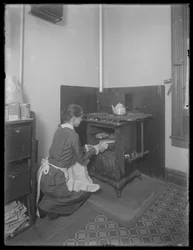 Frøken Bates tager brød fra ovnen, ca. 1913