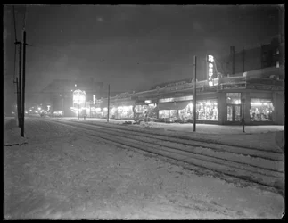 Natteudsigt over 207th Street ser øst fra Vermilyea Avenue i sneen, New York City, 6. marts 1915