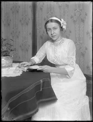 Portræt af "Batta", ung kvinde siddende med en bog, ca.1912
