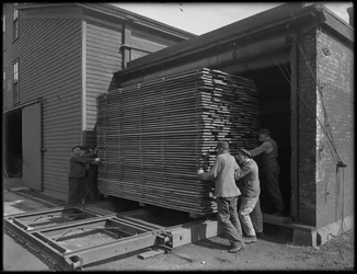 Fjernelse af tømmer beregnet til brug i kistefremstilling fra tørovnen, Oneida, New York, 3. april 1916