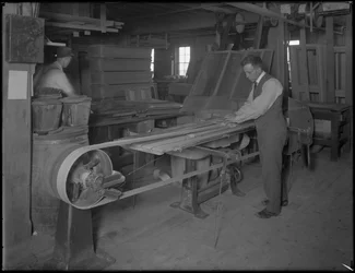 Slibning af lister til trækister, Oneida, New York, 3. april 1916
