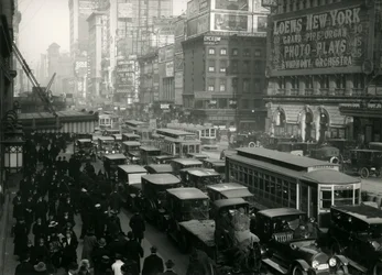 Times Square, fyldt med biler, busser og mennesker, ca. 1917