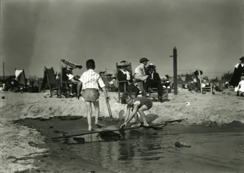 To børn leger med trærester i lavvandede områder, Coney Island, ca. 1910-21