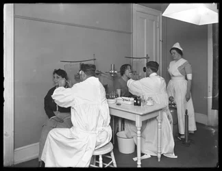 To patienter bliver undersøgt, undersøgelsesrum #1, Seton Hospital, Spuyten Duyvil, Bronx, 30. oktober 1914