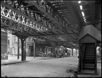 Under de høje jernbanespor på hjørnet af Greenwich Street og Rector Street, New York City, 1. august 1914