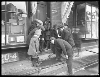 Uidentificerede drenge skyder craps på en stoop, New York City, 30. maj 1915