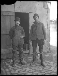 Uidentificerede kloakarbejdere poserer over jorden, New York, ca. 1911