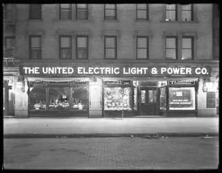 Bredt billede af United Electric Light und Power Company vinduesudstilling på W. 138th Street og Hamilton Place, New York City, 17. december 1914
