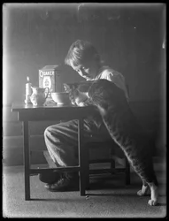 William Gray Hassler og Reddy katten, spiser Quaker puffed ris korn, ca. 1912