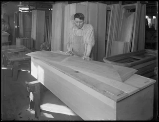 Arbejder monterer et stykke af et kistelåg, Oneida, New York, 3. april 1916