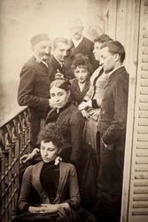 Familien Claudel, Jessie Lipscomb, Ferdinand de Massary og hans far på balkonen i lejligheden på boulevard de Port Royal 31. (I forgrunden: Louise (f. 1866), bag hende Madame Claudel (født Louise Athanaise Brains i 1840) og Camille (1864-))