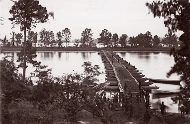 Pontonbro over James River, ca. 1864.