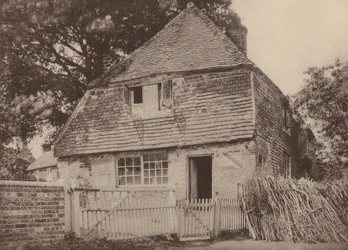 Hytte på hjørnet af kirkegården, Hellingley, Sussex (s/h-foto)