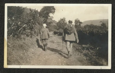 Ralph Vaughan Williams og Gustav Holst går i Malvern Hills, september 1921 (s/h-foto)