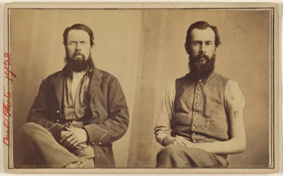 [To uidentificerede ofre for borgerkrigen sidder].