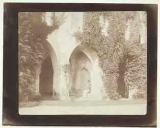 Calvert Jones siddende i sakristiet i Lacock Abbey