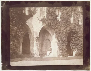 Reverend Calvert Jones siddende i klostergangene i Laycock Abbey, ca. 1847