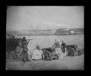 Royal William Victualling Yard, Plymouth, fra Mount Edgecombe. Omvendt digital fil til at skabe et sort-hvidt positiv.