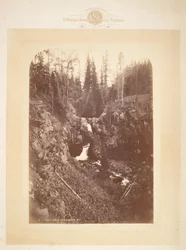 Arched Falls ved foden af Mt. Blackmore M.T.