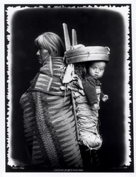 Navajo kvinde med en papoose på ryggen, ca. 1914 (bw foto)