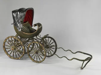 En malet og forgyldt barnevogn (mixed media)