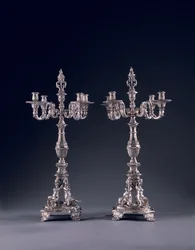 Et par meget vigtige tyske fire-lys kandelaber, bestilt til George II, lavet af Balthasar Friedrich Behrens, Hannover, 1736-37