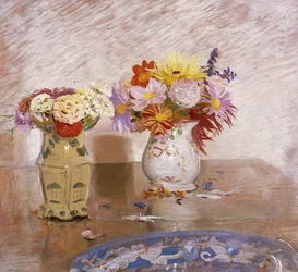 To vaser med blomster og en blå tallerken