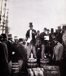 Scene for politisk diskurs på gaden: Manden står på en tønde og taler til en udelukkende mandlig skare. Fotografi af William Notman (1826-1891), Musee McCord Museum, Montreal. Slutningen af det 19. århundrede