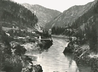 Rockies: Fraser Canyon og Cariboo Road Bridge, nær Spuzzum, Canada, 1895.
