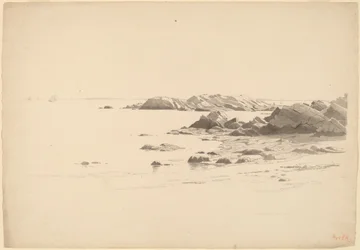 Klippestrand med fjerne både