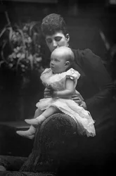 Prinsesse Louise 1867-1931 med sin datter prinsesse Alexandra 1891-1959, 1893.