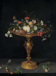Blomster i en tazza på en afsats