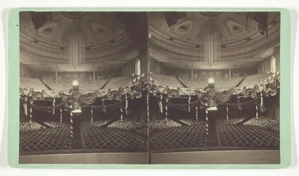 Uden titel [auditorium dekoreret med amerikanske flag], slutningen af det 19. århundrede.