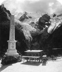 Et monument i Stilfserjoch Strasse, Weisse Knott, Tyrol, omkring 1900-tallet.