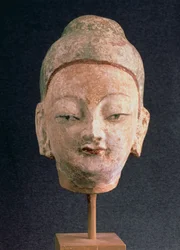 Hoved af en statue af Buddha, fra Bezeklik, 9.-10. århundrede (malet ler)