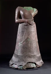 00332 Statue af dronning Napirasu, hustru til Untash-Napirisha, en elamitisk konge fra det 12. århundrede f.Kr., fundet i Susa, Iran, ca. 1250 f.Kr. (bronze)