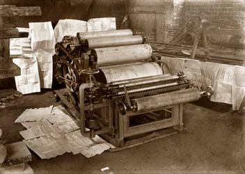 En trykpresse: rotationspresse til avistrykning, omkring 1900