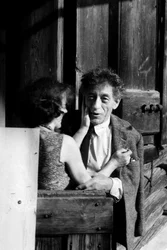 Alberto Giacometti i sit hjemmeværksted med sin kone Annette Arm (s/h foto