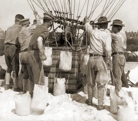 Fastgøring af sandsække til kurven af en ballon, Fort Myer, USA