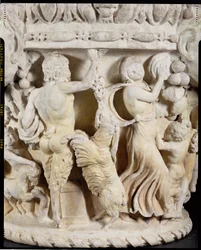 Udskåret søjlekapital, der forestiller Pan, der driller en opdrættende ged med en klase vindruer og en maenad, der slår tid med en tamburin, italiensk, fra Rom, ca. og 83320-21)