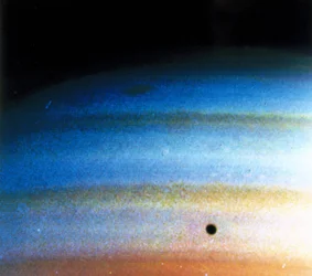 Skymønstre på Saturn, fotograferet af Voyager 1