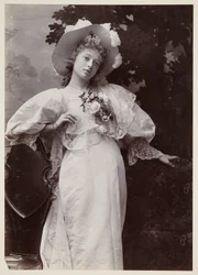 Edwardiansk portræt, kvinde i blondekjole