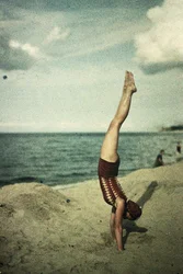 Eva laver en håndstand, ca 1920